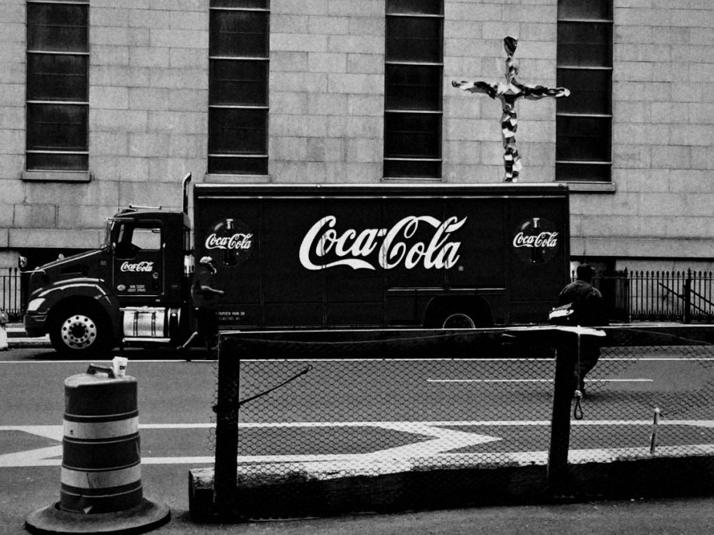 Un camion Coca-Cola dans la rue, en noir et blanc