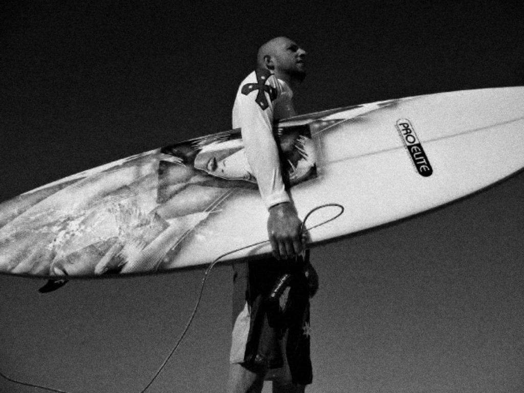 Olivier Gaestel, planche de surf sous le bras, en Australie